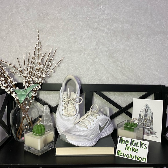 Nike Revolutions - Picture 2 of 4